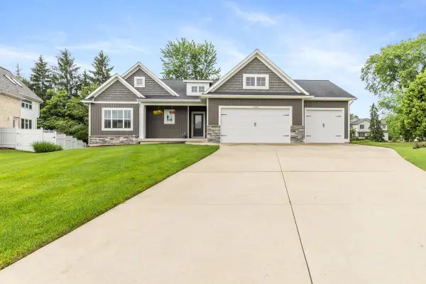 1422 Crystalline Drive SE, Caledonia, MI 49316