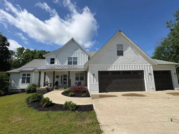 7654 Burrstone Drive SE, Caledonia, MI 49316