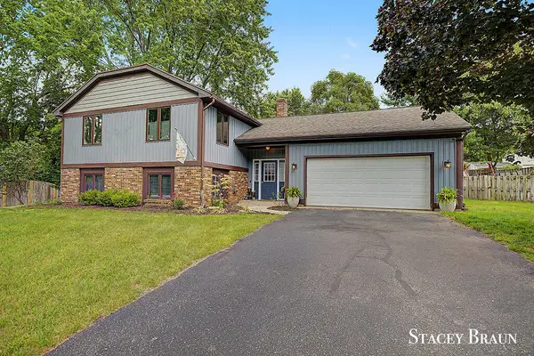 8264 Atlanta Court NE, Rockford, MI 49341