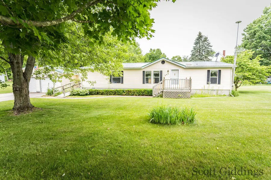 206 E 1st Street, Stanton, MI 48888 - #2