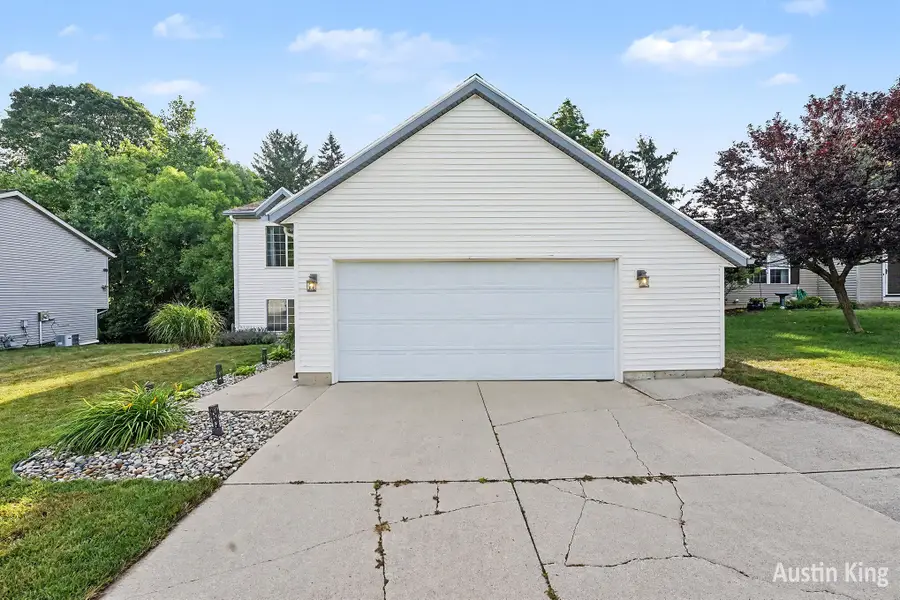 1350 Trailside Ct NW, Grand Rapids, MI 49504 - #2