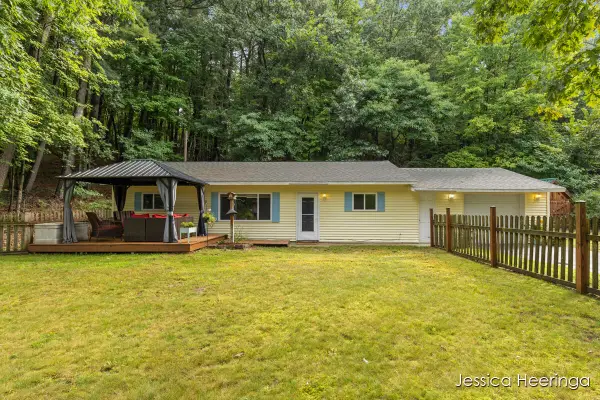13900 Weeks Drive NE, Greenville, MI 48838