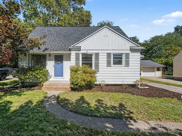 1243 NE Northlawn Street NE, GrandRapids, MI 49505