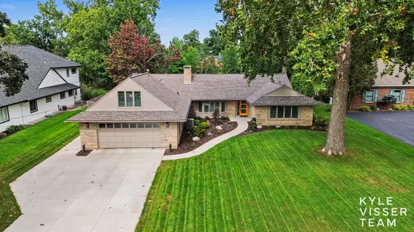 2861 Woodcliff Circle SE, EastGrandRapids, MI 49506