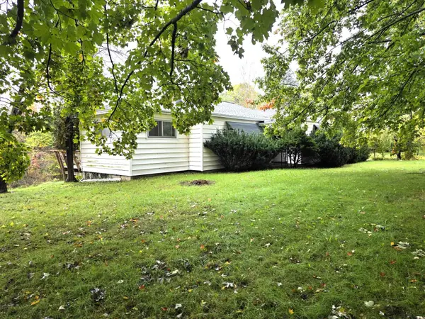 916 Lincoln Lake Avenue SE, Lowell, MI 49331
