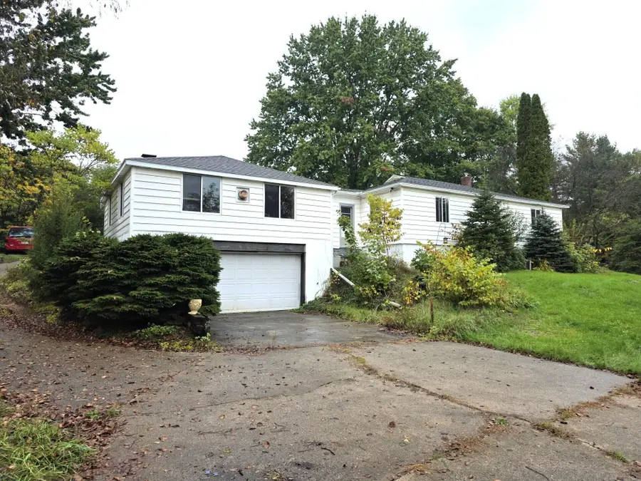 916 Lincoln Lake Avenue SE, Lowell, MI 49331 - #2