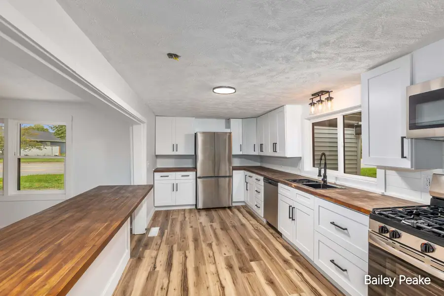 178 W Muskegon Street NE, Cedar Springs, MI 49319 - #3