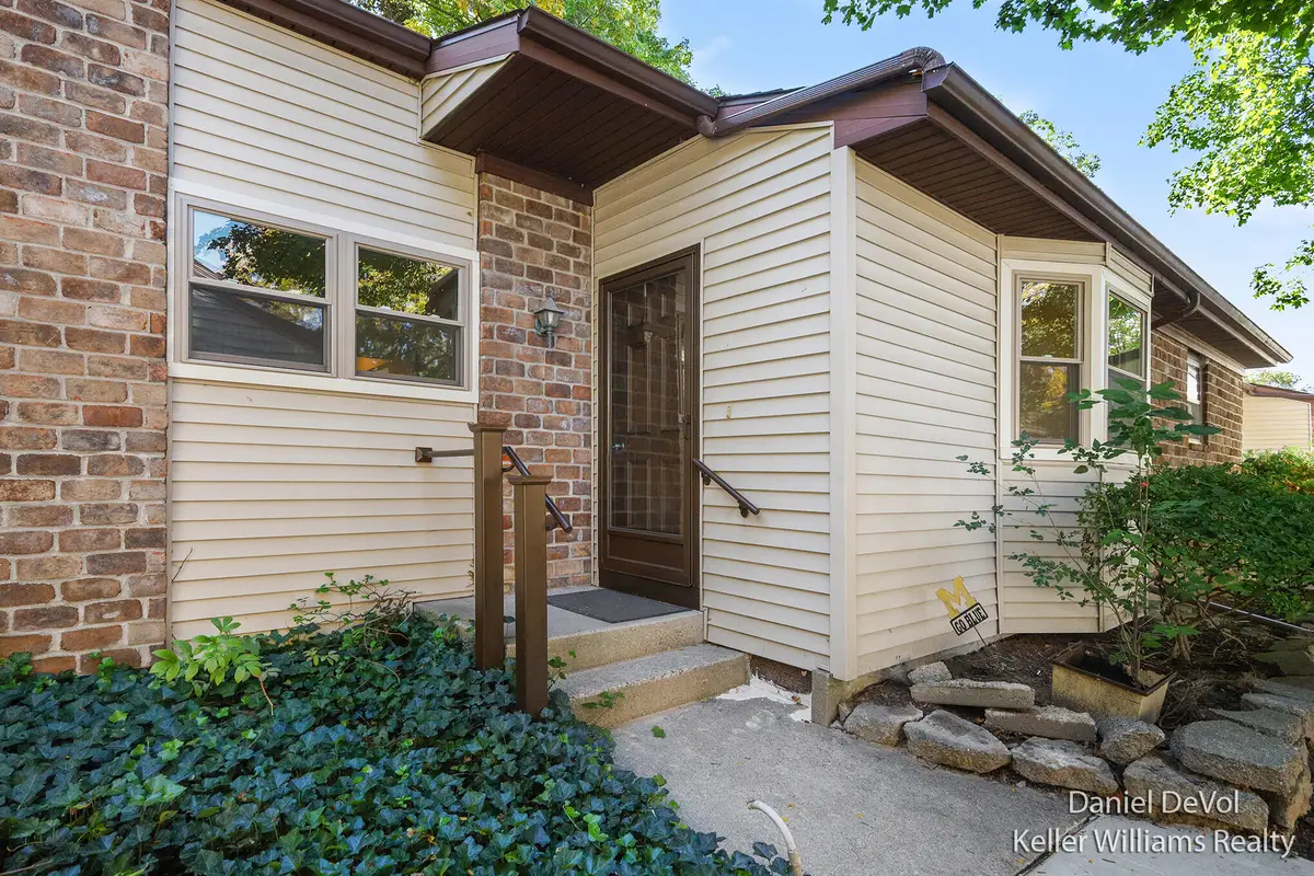2697 Chatham Woods Drive SE, Grand Rapids, MI 49546 - #1