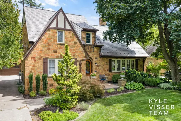 950 Pinecrest Avenue SE, EastGrandRapids, MI 49506