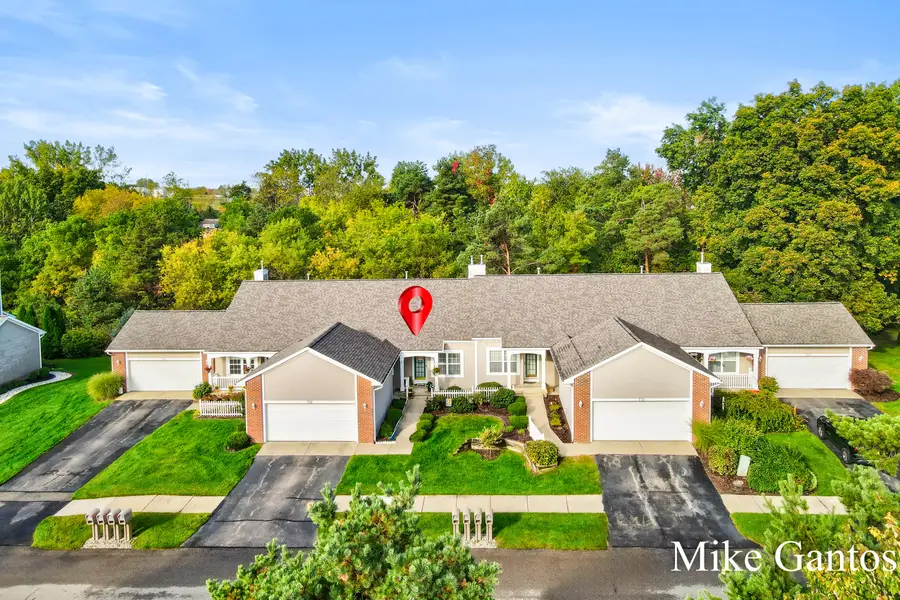 735 Strawberry Valley Avenue NW Building: M Unit: 49, Comstock Park, MI 49321 - #2