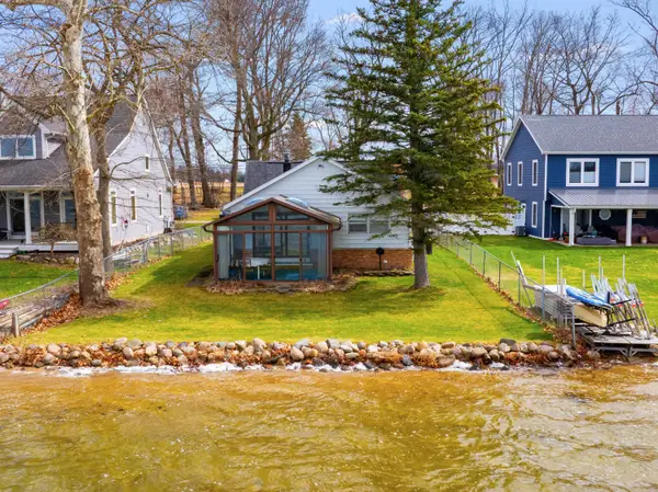 8664 E Long Lake Drive, Scotts, MI 49088