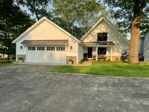 9703 Woodlawn Drive, Portage, MI 49002