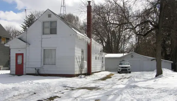 206 E Wayne Street, Dowagiac, MI 49047