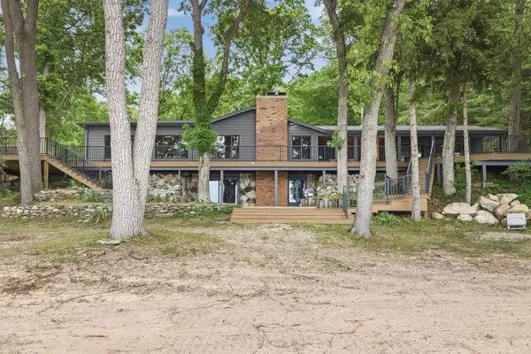 27661 Pine Lake Street, Edwardsburg, MI 49112