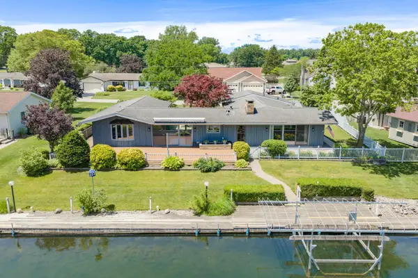 68911 Island Drive, Edwardsburg, MI 49112