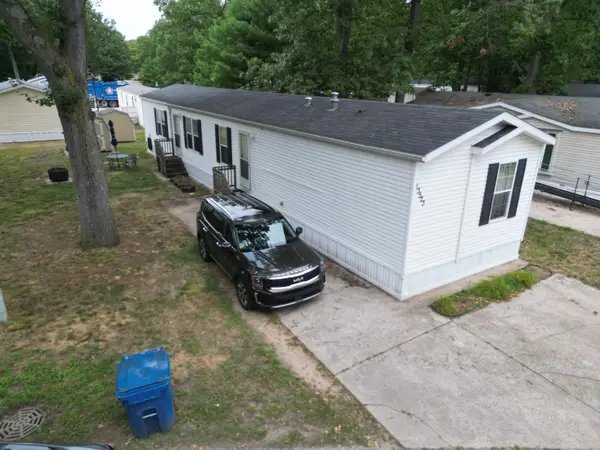 13523 Oaktree Ct, GrandHaven, MI 49417