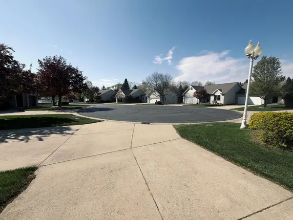 1440 Woodlawn Cmns Unit: 10, GrandHaven, MI 49417