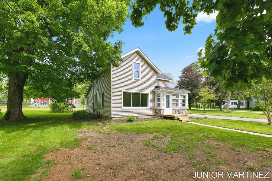 204 N Sherwood Avenue, Plainwell, MI 49080 - #2
