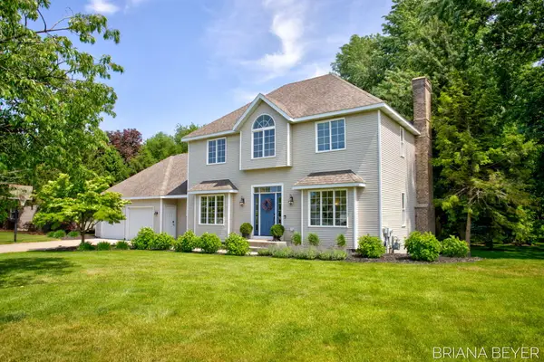 145 Bay Meadows Dr, Holland, MI 49424