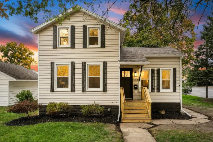 107 E Lincoln Avenue, Zeeland, MI 49464 - #2