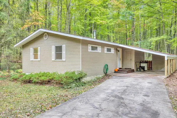 8128 Highland Trail, CanadianLakes, MI 49346