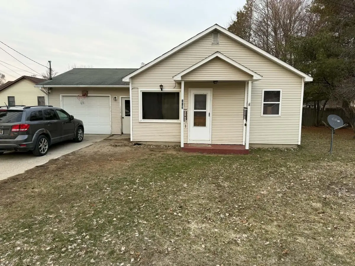 112 W 11th Street, Evart, MI 49631 - #1