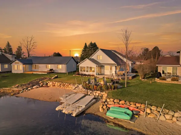 7201 Holiday Drive, CanadianLakes, MI 49346