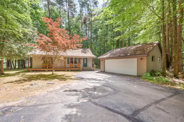 10513 Thornapple Drive, CanadianLakes, MI 49346