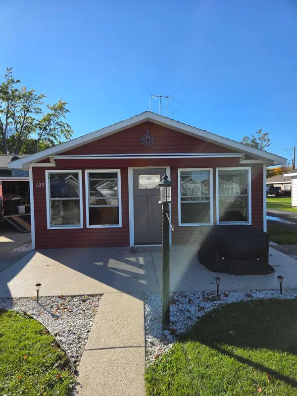 123 Wickham Avenue, HoughtonLake, MI 48629