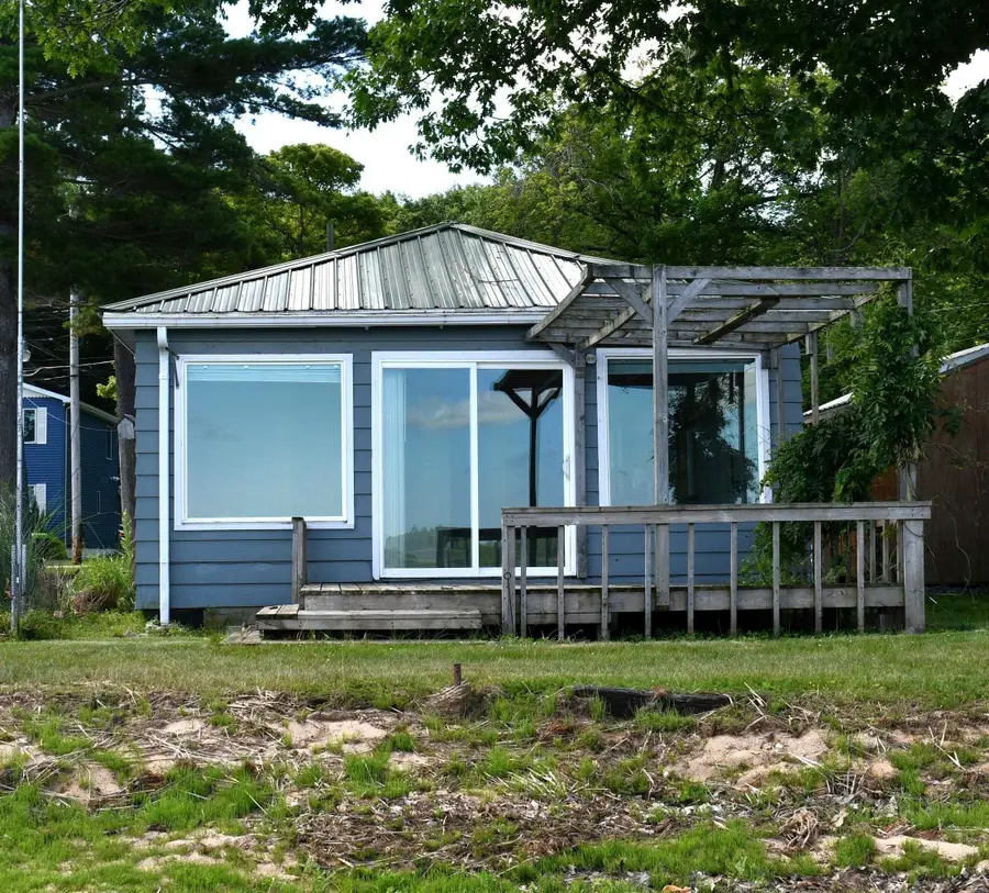 117 Warren AVE, East Tawas, MI 48730 - #2