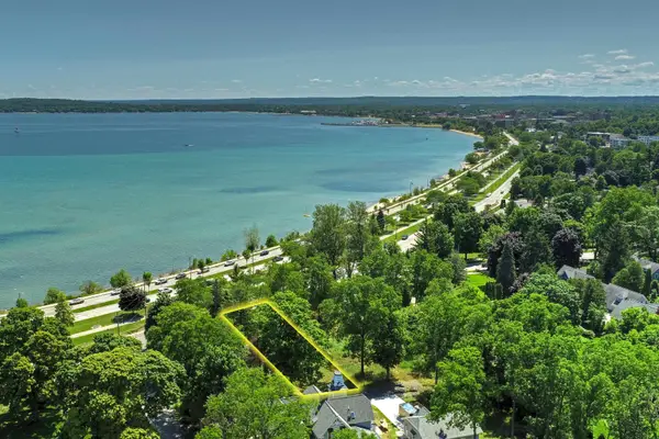 1133 Bay ST, TraverseCity, MI 49684