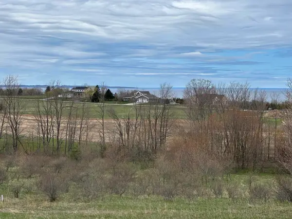 8 Foxview, Charlevoix, MI 49720