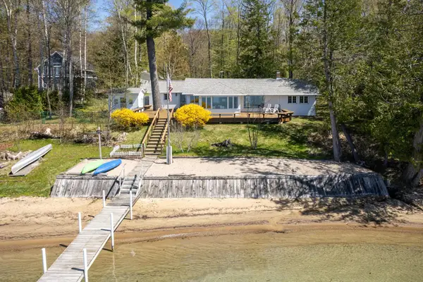 8432 S Dunns Farm, MapleCity, MI 49664