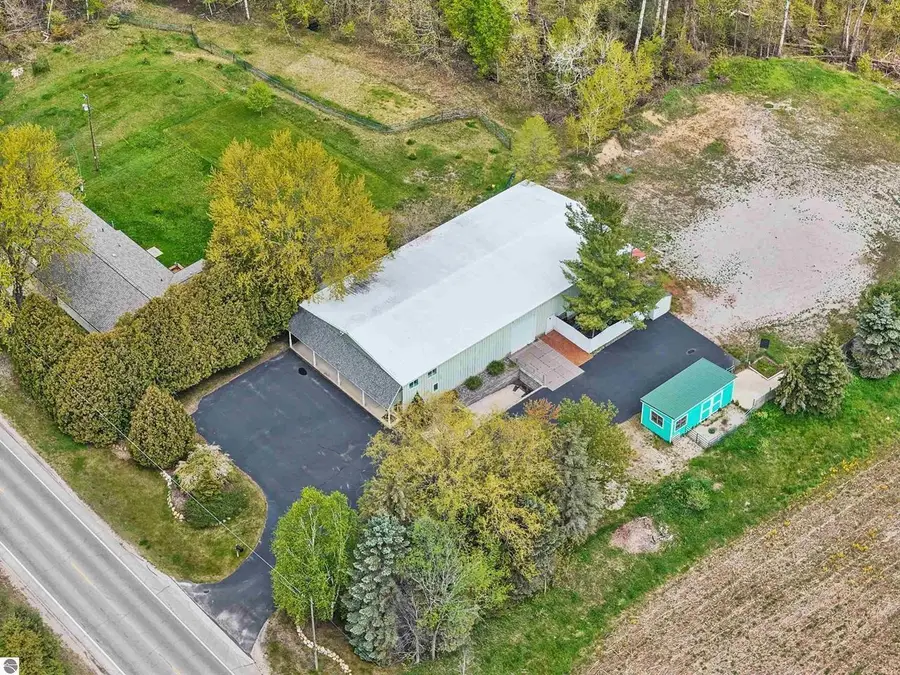 9435 Cherry Bend RD, Elmwood, MI 49684 - Image #3