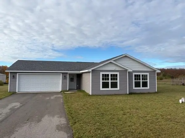 9068 Kingsfield DR, TraverseCity, MI 49649