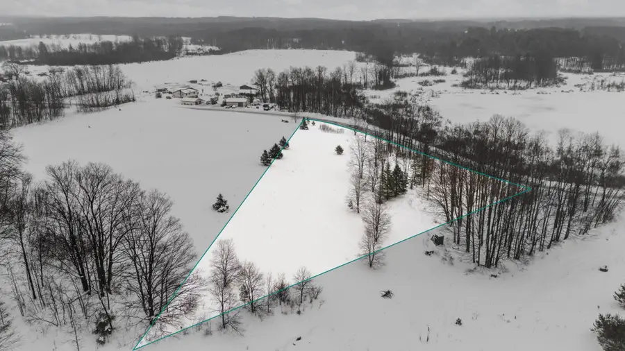 9756 SW Deibert RD, Springfield, MI 49680 - Image #3