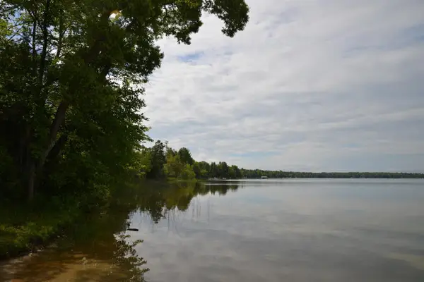 000 Birch Pointe DR, Kewadin, MI 49648