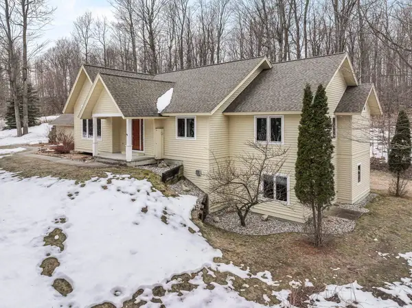 9871 E Woodcrest CT, SuttonsBay, MI 49682