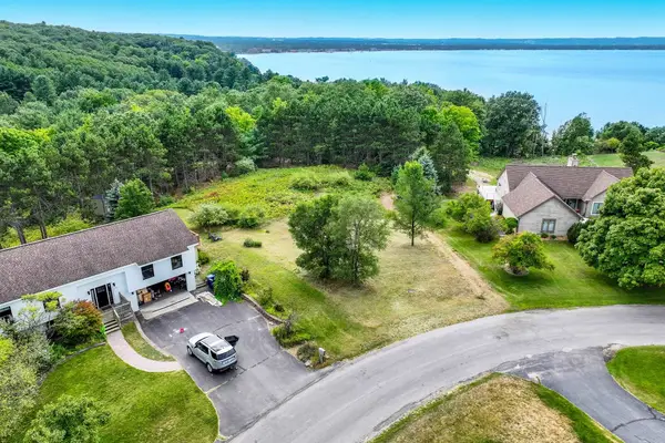3147 Scenic Hills DR, Williamsburg, MI 49690