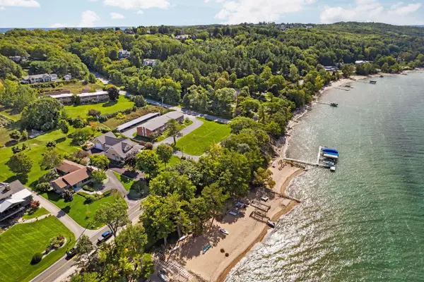 246 Peninsula HLS, TraverseCity, MI 49686