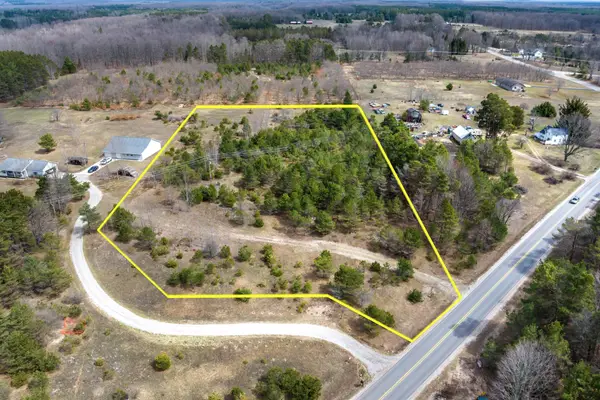 000 Case RD, Beulah, MI 46917