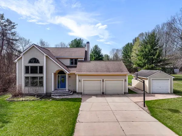 9733 Crescent Shores RD, TraverseCity, MI 49684