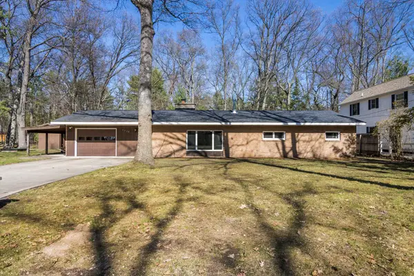 7736 NW Ladd DR, RapidCity, MI 49676