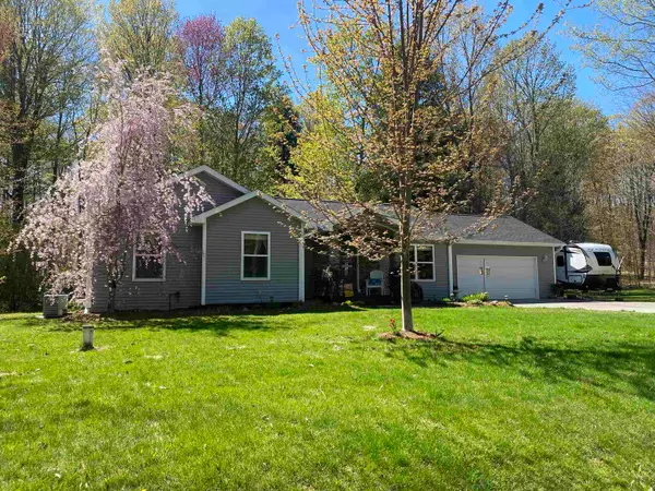 8600 Bent Pine DR, LakeAnn, MI 49650
