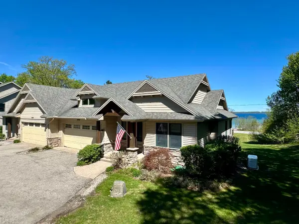 10070 E Sapphire CIR, TraverseCity, MI 49696