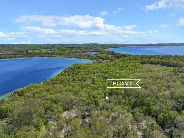 4021 E Oxford, Leland, MI 49654