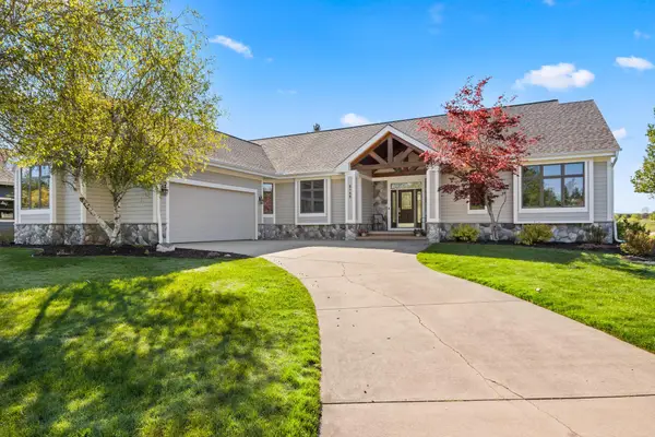 5148 Arrowhead CIR, Williamsburg, MI 49690