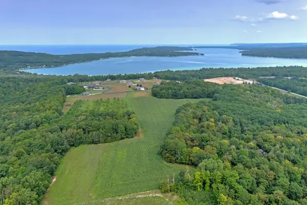 N Hoeft RD, LakeLeelanau, MI 49653