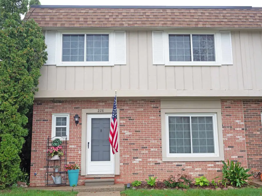 228 Riverbend DR, Milan, MI 48160 - #2