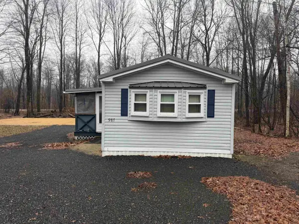 987 W Maplecrest DR, Sanford, MI 48657